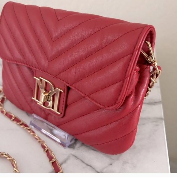 Badgley Mischka NWT Simple Phone Crossbody with Turn Lock - Red Quilted Bag - Picture 3 of 8
